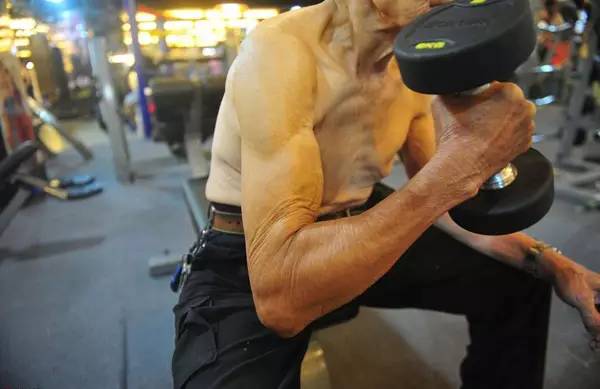 94岁健身爷爷爆红!他还在运动,你有什么理由偷懒 94岁健身爷爷爆红!他还在运动,你有什么理由偷懒
