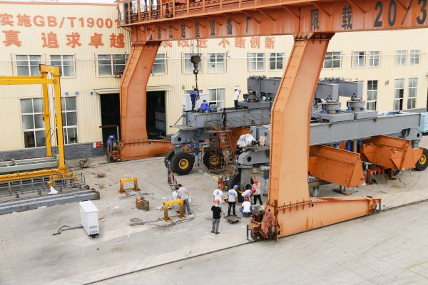 带你看靖起200吨折叠式液压龙门吊生产安装现场 带你看靖起200吨折叠式液压龙门吊生产安装现场