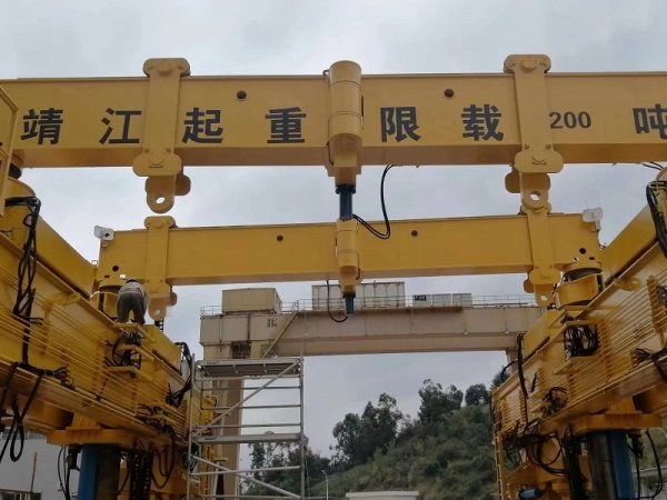 靖起200吨折叠式液压龙门吊在客户现场的应用 靖起200吨折叠式液压龙门吊在客户现场的应用