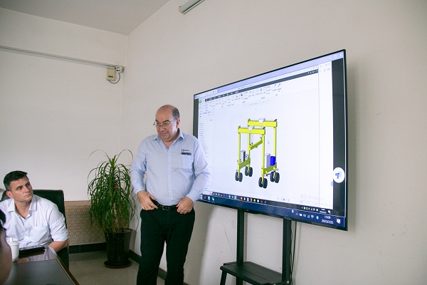 【靖起】为国外客户非标定制移动式液压门式ag九游会j9集团机