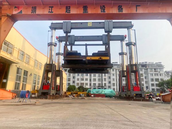 带你了解下轨道式液压龙门吊的应用特点 带你了解下轨道式液压龙门吊的应用特点