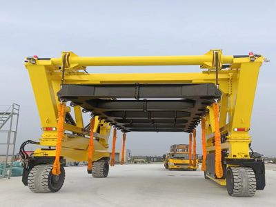 集装箱跨运车优势多,应用广! 集装箱跨运车优势多,应用广!