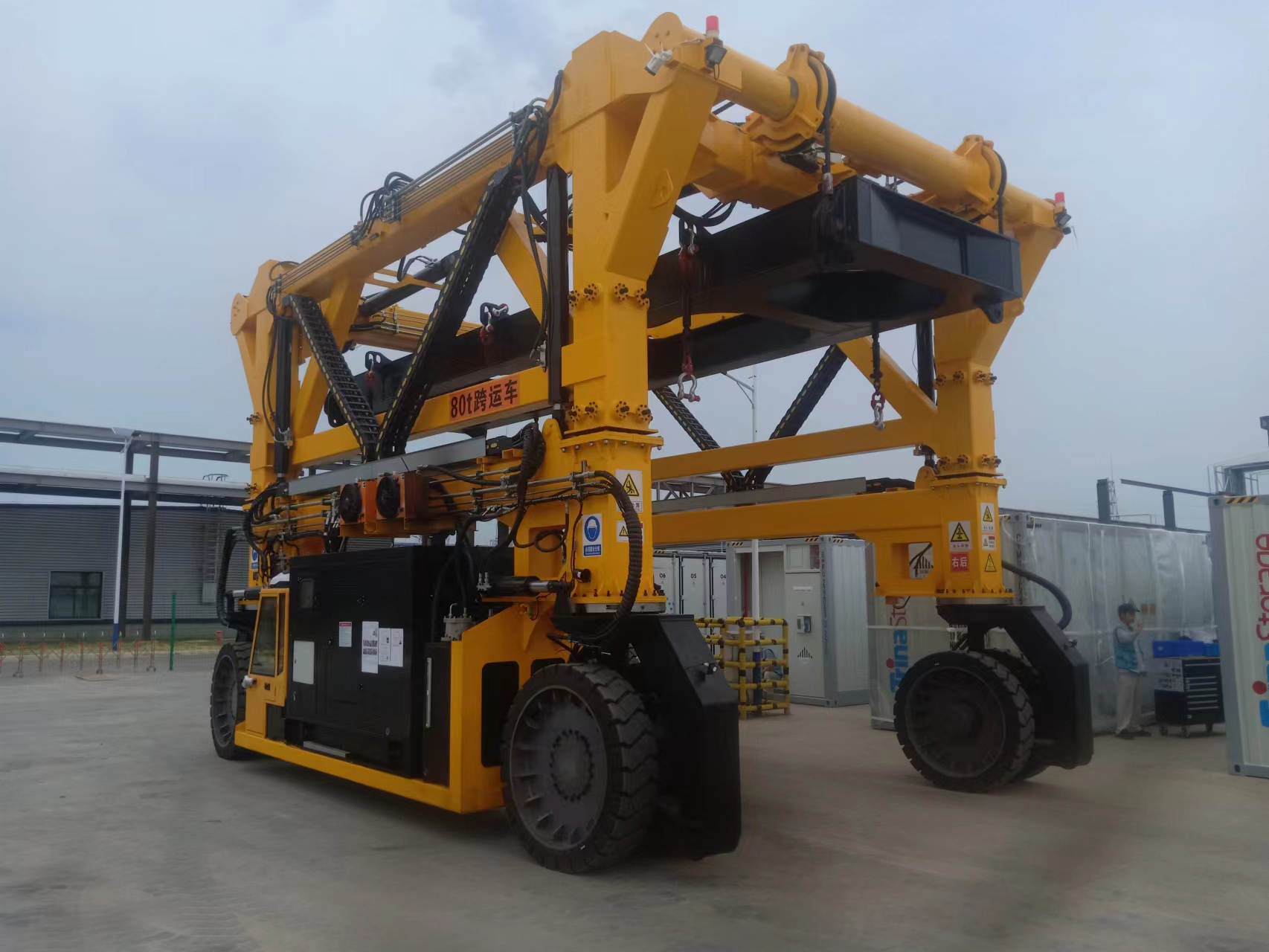 具有搬运、堆垛和装卸功能的跨运车优势多  具有搬运、堆垛和装卸功能的跨运车优势多