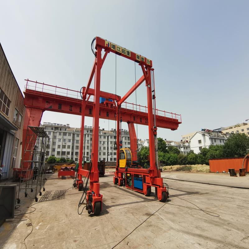 轮胎式集装箱龙门吊,提升物流效率! 轮胎式集装箱龙门吊,提升物流效率!