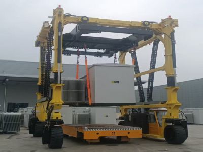 集装箱跨运车是一种高效、灵活的装卸设备! 集装箱跨运车是一种高效、灵活的装卸设备!