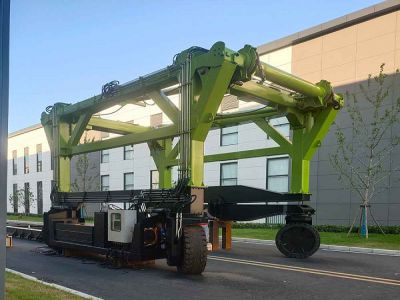 跨运车作业能力强,空间利用率高! 跨运车作业能力强,空间利用率高!