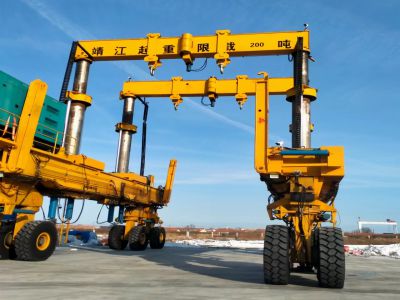 可折叠移动式液压龙门吊,搬运灵活便捷。