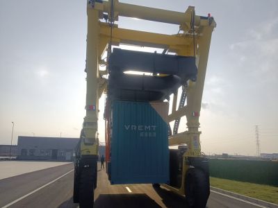 跨运车是多行业的搬运主力军! 跨运车是多行业的搬运主力军!